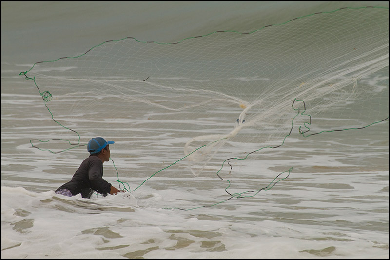 Fiskare kastar ut nät