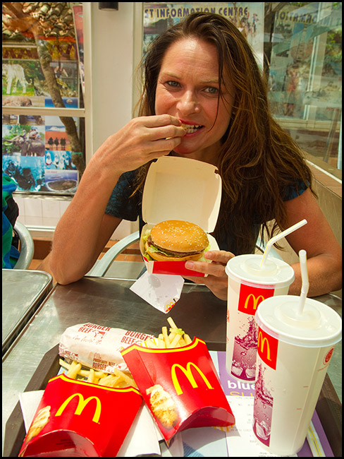 Tina njuter Big Mac
