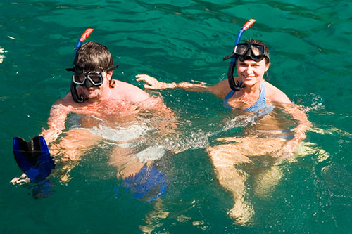 Pelle och Tina på väg att snorkla