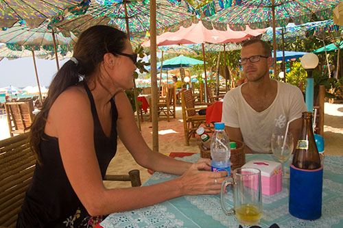 Tina och Magnus lunchdiskuterar