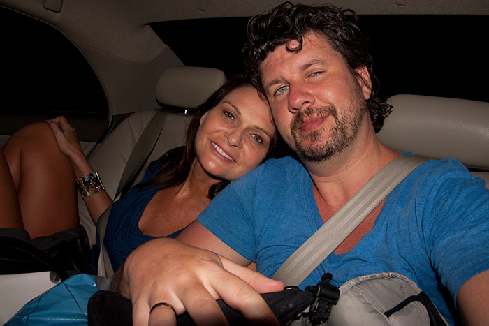 Tina och tjock-Pelle i taxin på väg hem